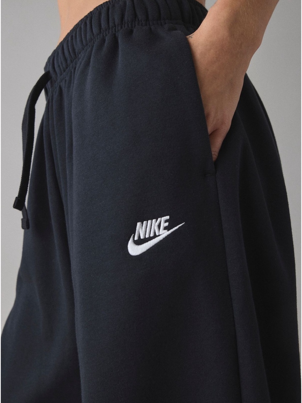 Nike Womenโs Mid-RiseOversized Sweatpants Black Small
